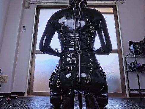 [latex] Rubber doll undergoing posture correction training with anal hooks💕